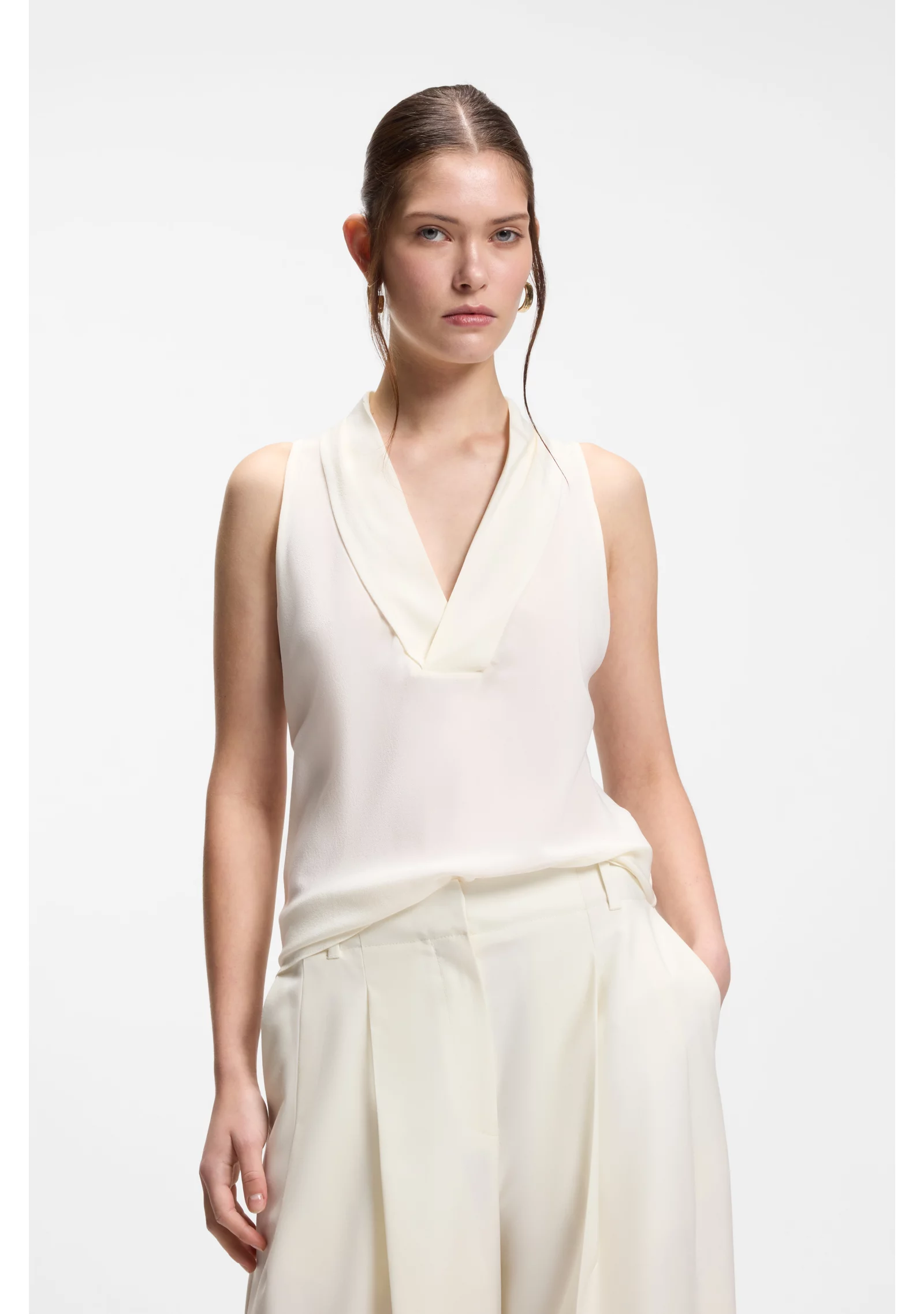 hbeu50553717_118_350 Sleeveless blouse in sandwashed silk with V neckline - Image 1
