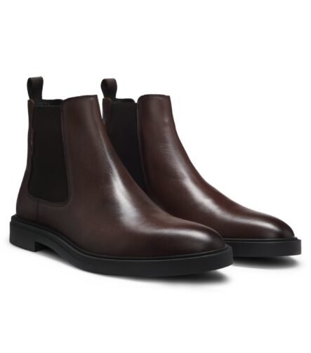 Chelsea boots in polished leather with signature stitching, Dark Brown